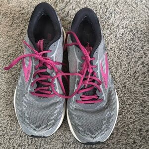 Brooks Ravenna 10 women’s running shoes, size 7